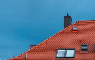 toiture rouge avec fenetres de toit